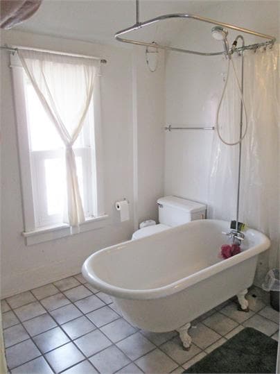 Building Photo - 348 E 12th St