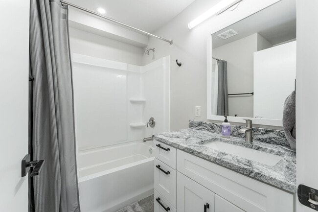 Building Photo - FURNISHED HOUSE! Short or Long Term! Large Newly Renovated Fully Furnished Modern 5 Bedroom Home ...