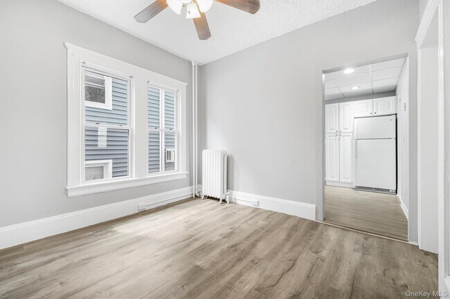 Building Photo - 17 Lawrence Ave