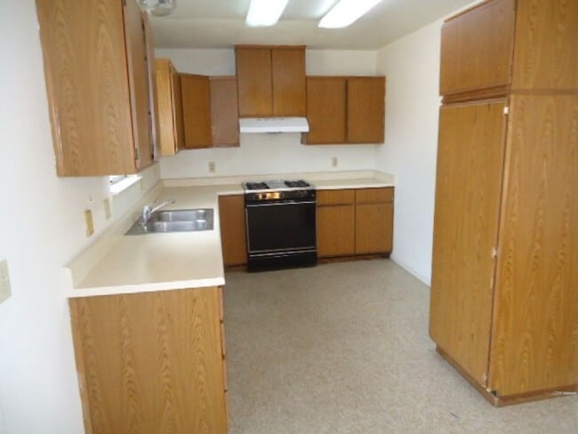 Building Photo - 3 Bedroom 2 Bath Westside Home