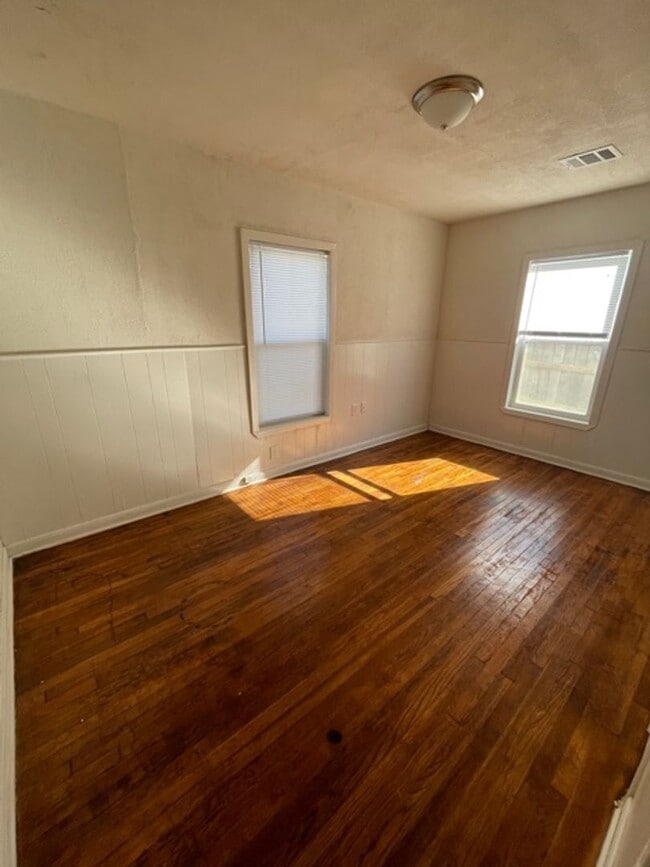 Building Photo - 2212 Jane St