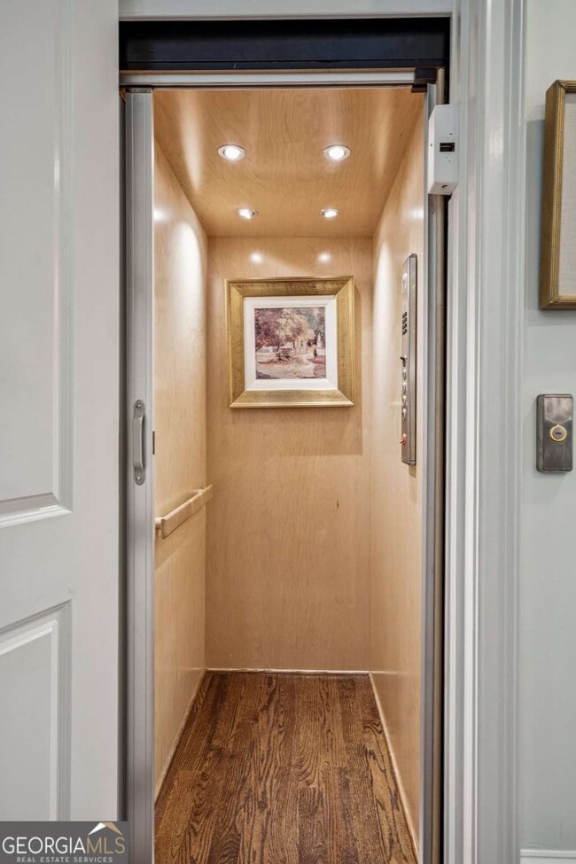 Building Photo - 9026 Riverbend Manor