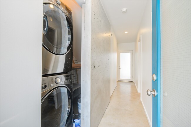 Building Photo - 1315 Lakin St