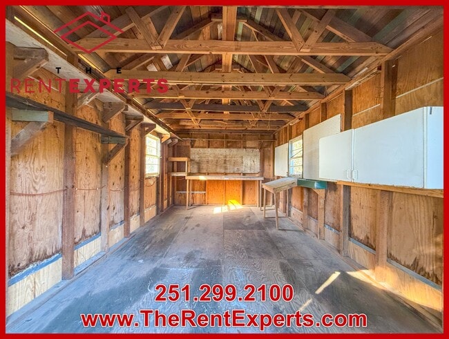 Building Photo - 108 Railroad St