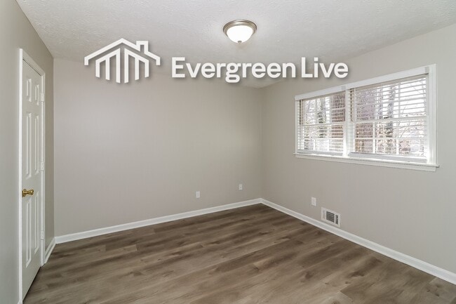 Building Photo - 5040 Waterford Dr SW