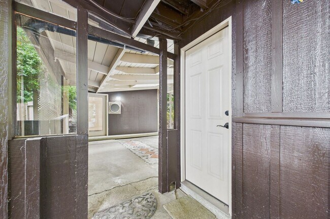 Building Photo - 2910 Greenbriar Ln