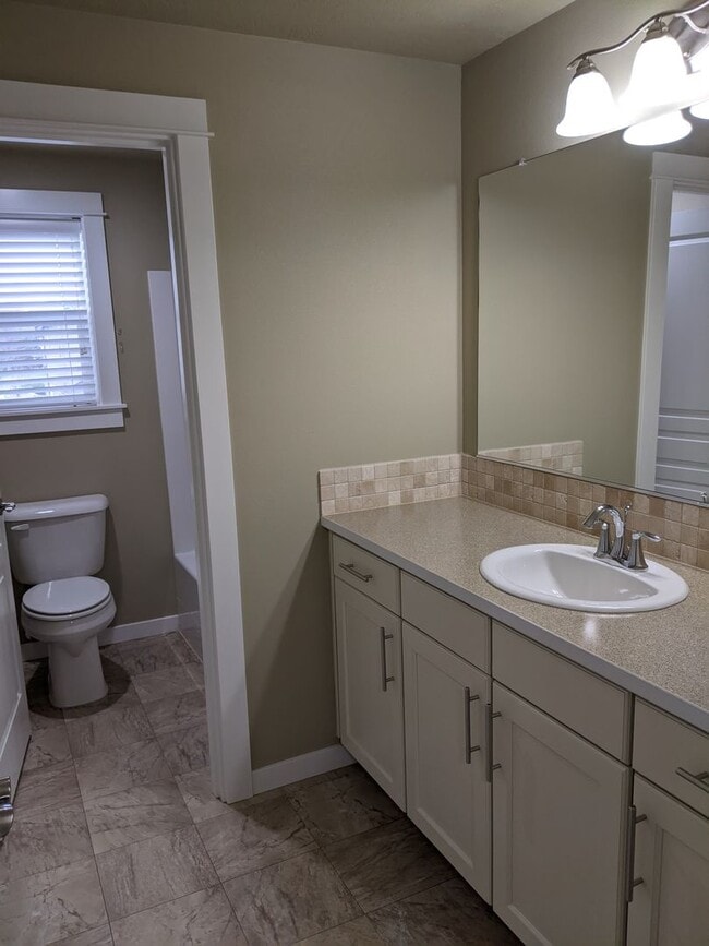 Building Photo - Beautiful 3 Bedroom, 2.5-Bath Home With Op...