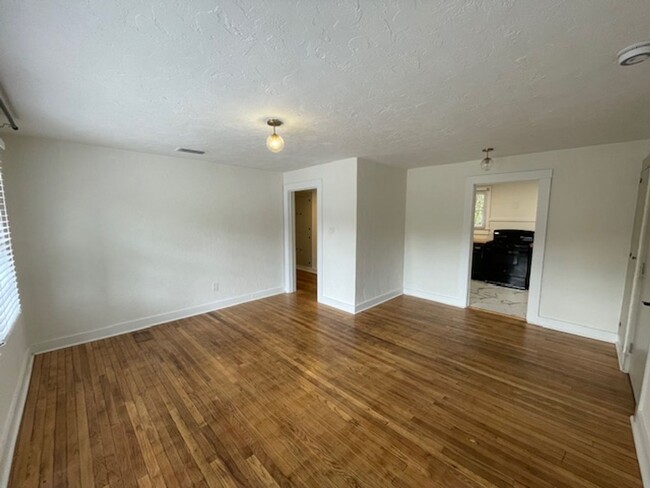 Building Photo - Recently Renovated 2 Bedroom Apartment in ...