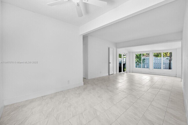 Building Photo - 1121 SW 18th Ct