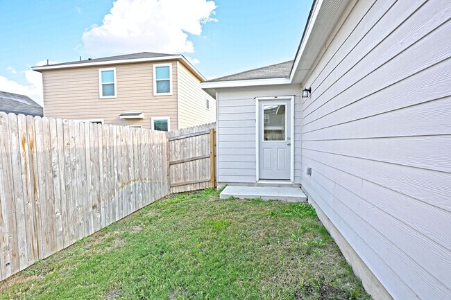 Building Photo - 512 Dakota Crk