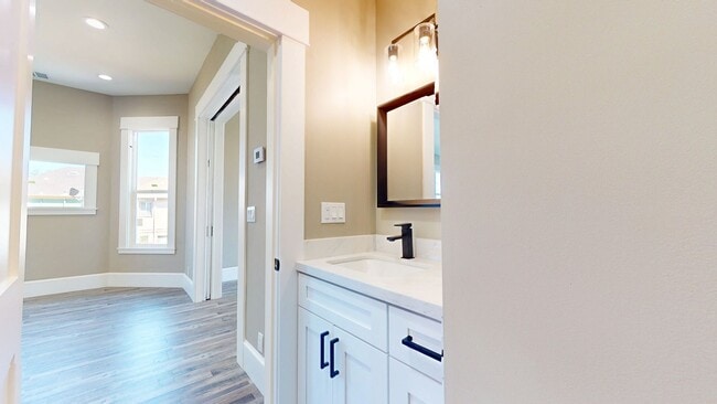 Building Photo - Stunning 2 Bedroom Upstairs Unit In Oaklan...