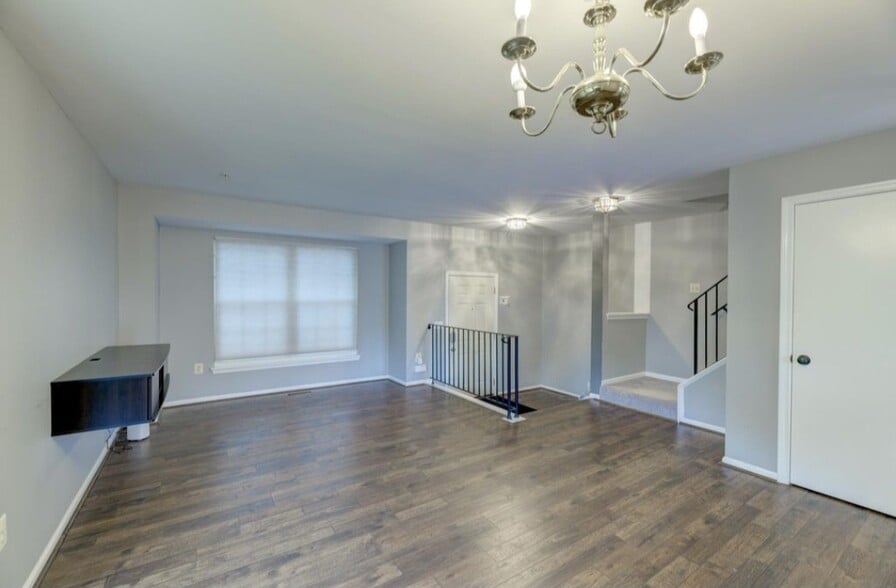 Large Living/Family Room - 6942 Malachite Pl