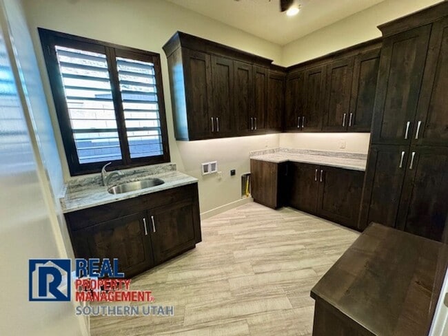 Building Photo - 4 Bedroom home on elevated Bloomington lot...