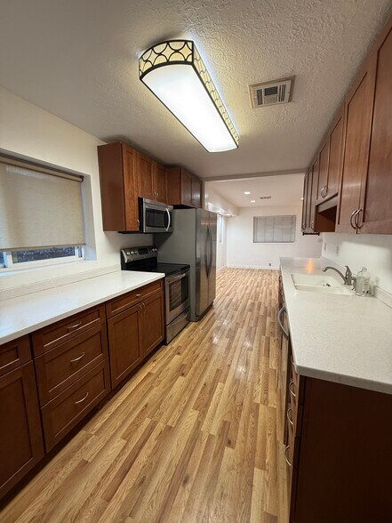 Building Photo - 544 Wilmington Ave