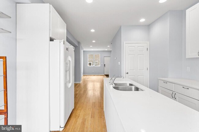 Building Photo - 2139 Latona St