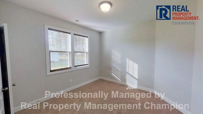 Building Photo - Beautiful Home in Hampstead on Spacious Lot
