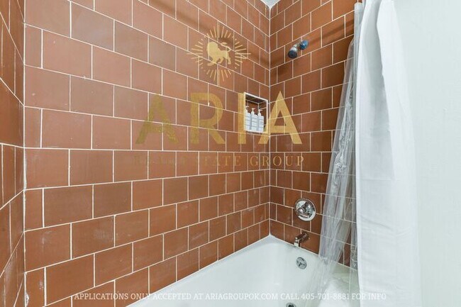 Building Photo - Unique 3 bed/2 bath Property with HUGE Bon...