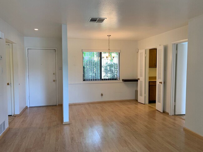 Building Photo - Lovely 2 Bedroom, 2 Bath Condo In The NE!
