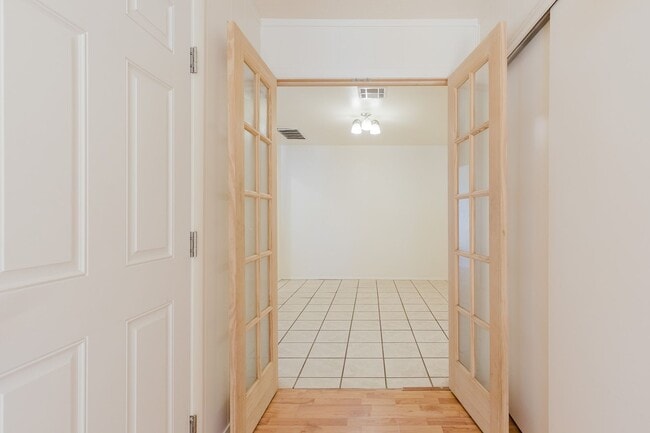 Building Photo - 3 Bedroom 2 Bathroom