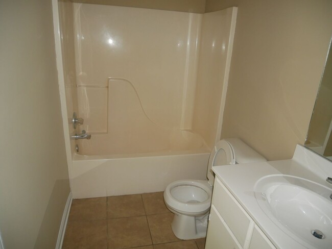 Building Photo - 2885 Waverly Dr