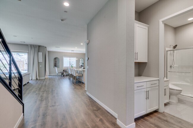 Building Photo - Luxury Rental with Mountain Views in Gated Henderson Community