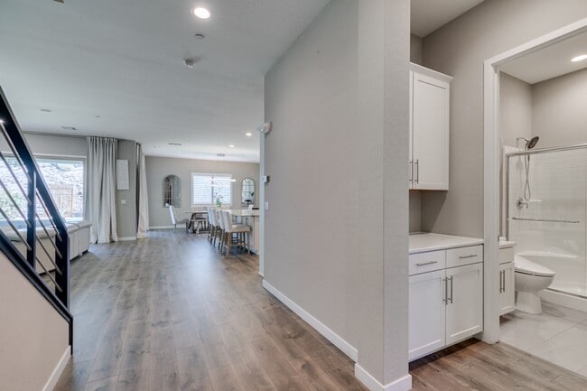 Building Photo - Luxury Rental with Mountain Views in Gated...