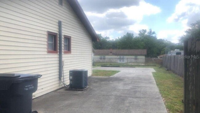 Building Photo - 2326 York Pl