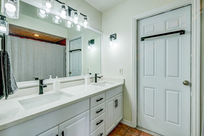 Building Photo - 2239 Wells Ave