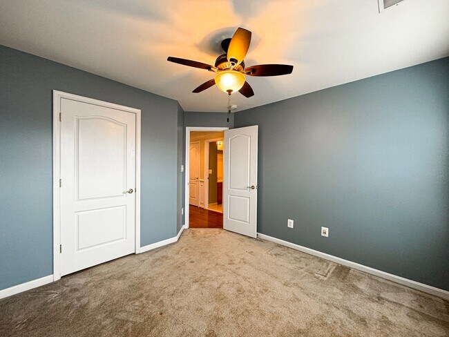 Building Photo - Stunning 3 Bed 2/2 Bath End-Unit Townhome In Desired Stone Ridge South