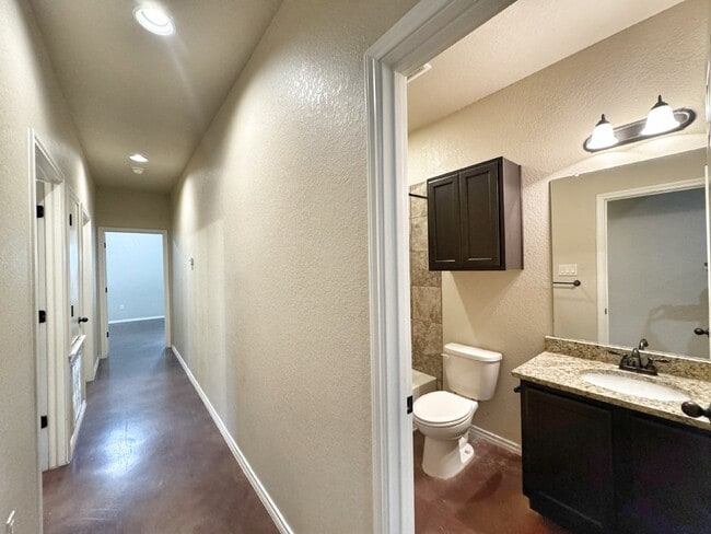 Building Photo - Spacious 3 Bed, 2 Bath Duplex for Lease in...