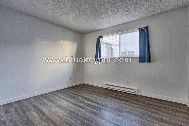 Building Photo - 2 Bed, 1 Bath Duplex with Fully Fenced Yard at SE Holgate Blvd and SE 70th Ave