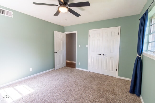 Building Photo - 1535 Primrose Dr