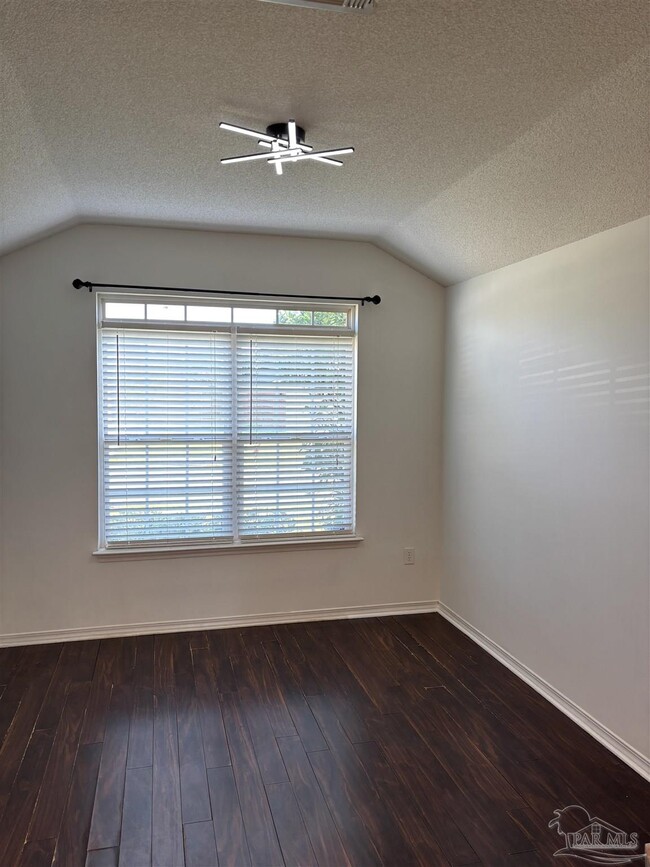 Building Photo - 2423 Flintstone Dr