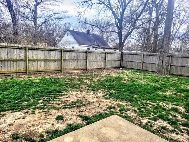 Building Photo - Fenced in home