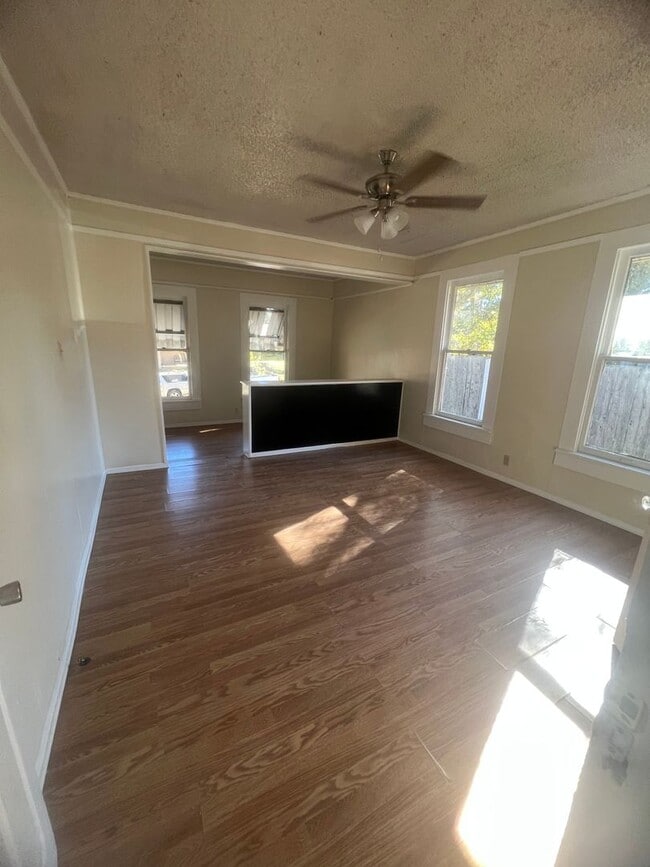 Building Photo - New Listing