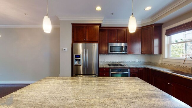 Building Photo - 517 Regent Pl NE