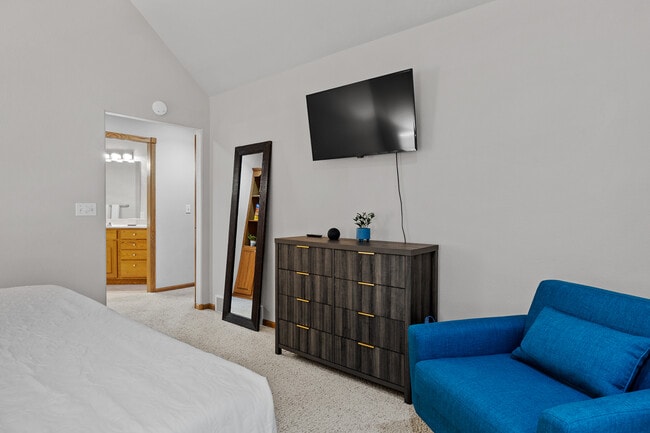 Building Photo - 23679 Dogleg Dr