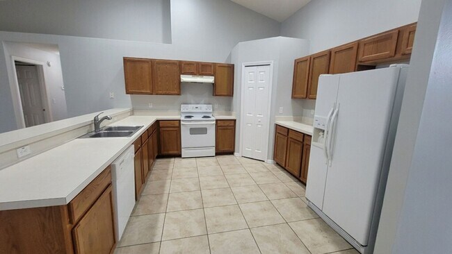 Building Photo - Beautiful 3 bedroom 2 bath home