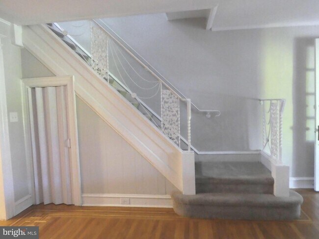 Building Photo - 1213 S 54th St