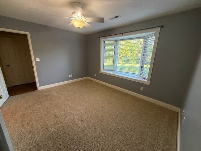 Building Photo - Spacious House in Draffenville