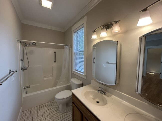 Building Photo - 2805 3rd St