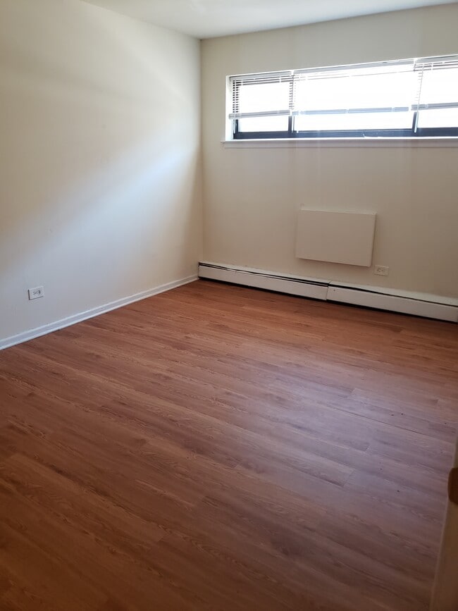 Building Photo - 6006 N Kenmore Ave