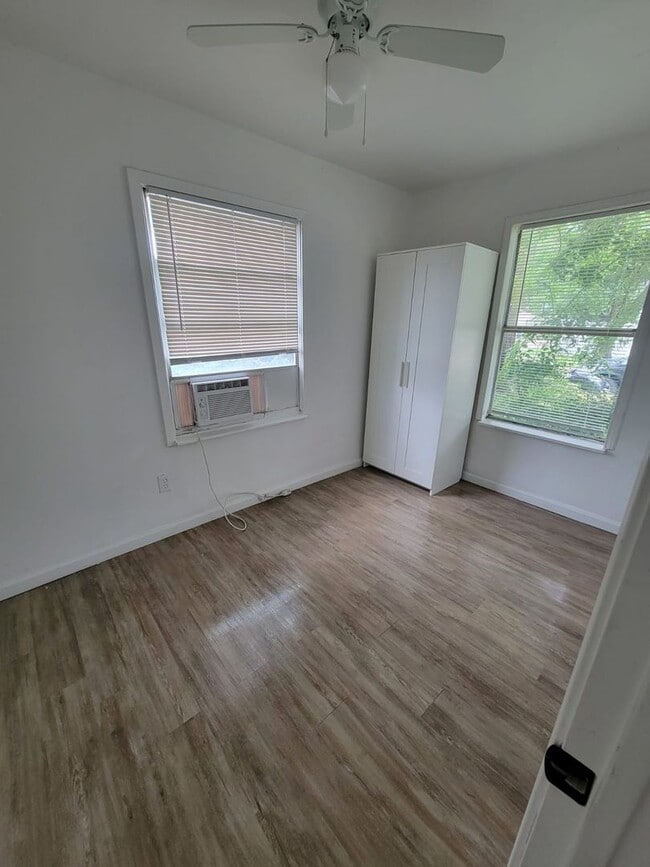 Building Photo - For Rent: Charming 2 Bed / 1 Bath Duplex with Backyard. We accept section 8.