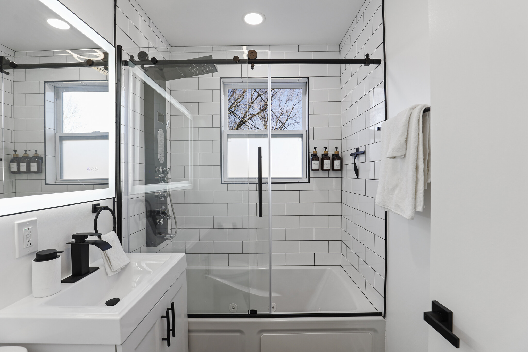 Building Photo - 1900 Pratt Ave