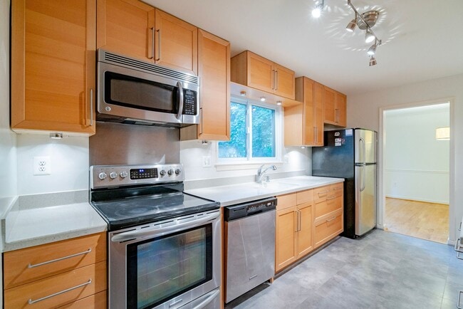 Building Photo - Fabulous 4 Bed 2.5 Bath Colonial With Pati...