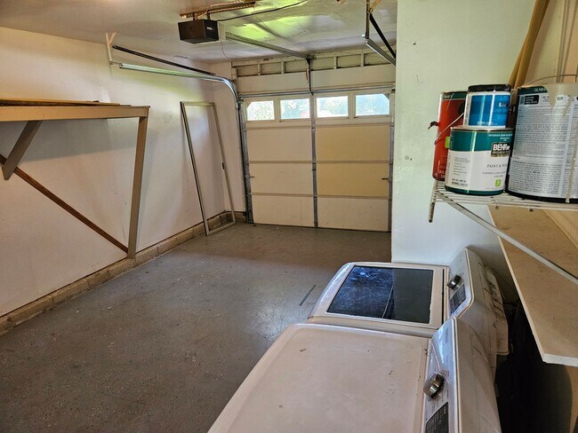 Building Photo - Oak Springs