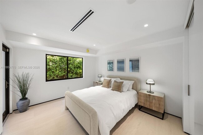 Building Photo - 222 E Rivo Alto Dr