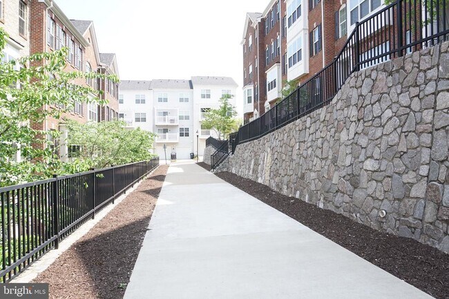 Building Photo - 2261 Kew Gardens Dr