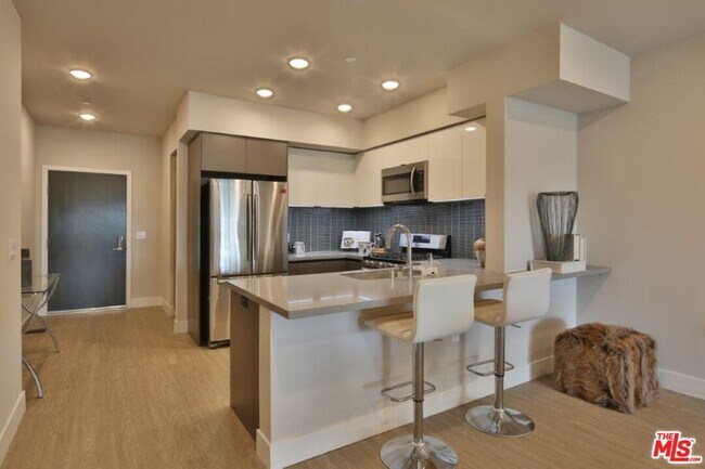 Building Photo - 837 S Harvard Blvd