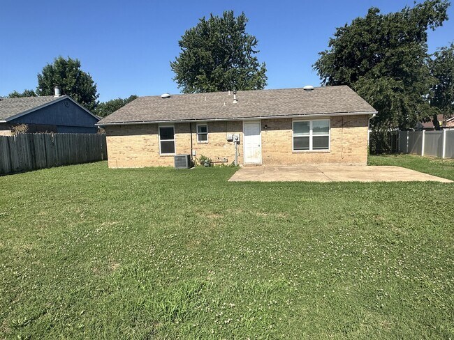 Building Photo - 632 Ramblin Oaks Dr
